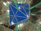 O canudo verde, colocado entre os espelhos que formam entre si um ngulo de 90, mostra os 6 eixos de rotao de ordem 2 do octaedro (as retas que passam pelos pontos mdios de duas arestas opostas).